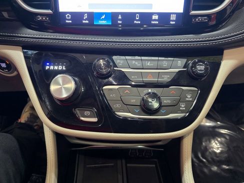 Used 2024 Chrysler Pacifica Limited AWD/4WD image 24