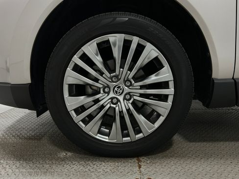 Used 2022 Toyota Venza XLE AWD/4WD image 36