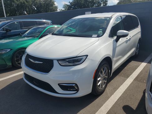 Used 2023 Chrysler Pacifica Touring-L FWD image 4