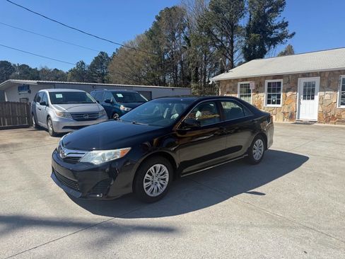 Used 2013 Toyota Camry LE image 3