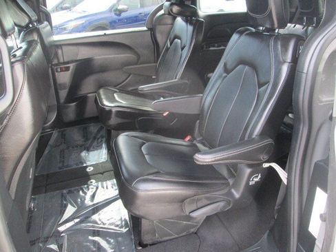 Used 2025 Chrysler Pacifica Select FWD image 10