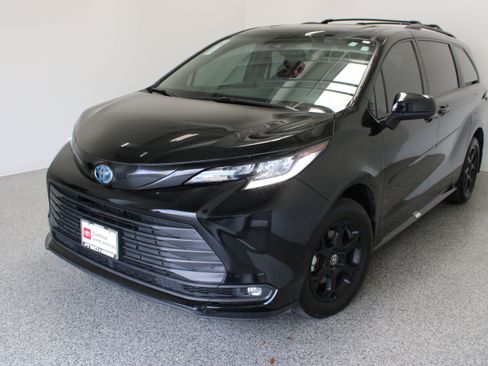 Certified 2025 Toyota Sienna XLE Woodland Edition AWD/4WD image 2