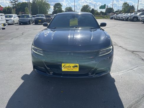 Used 2017 Dodge Charger SXT RWD image 3