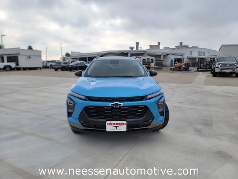 Used 2025 Chevrolet Trax ACTIV w/ Sunroof Package image 2