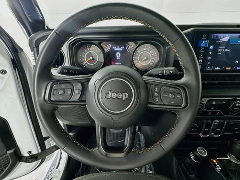 Used 2024 Jeep Gladiator Sport AWD/4WD image 11
