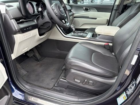 Used 2023 Kia Carnival LX image 9