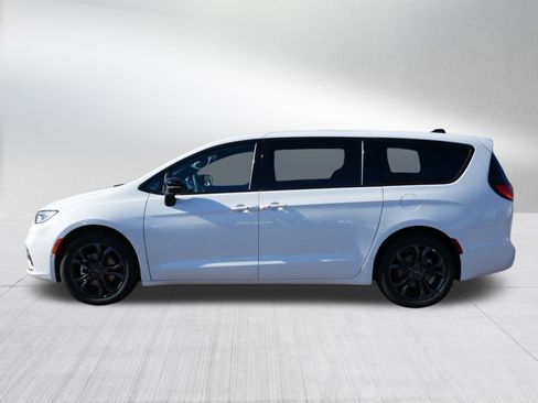 New 2026 Chrysler Pacifica Select image 2
