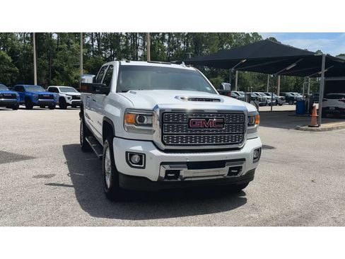 Certified 2019 GMC Sierra 2500 Denali w/ Duramax Plus Package AWD/4WD image 3