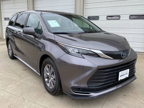 Used 2024 Toyota Sienna LE FWD image 1