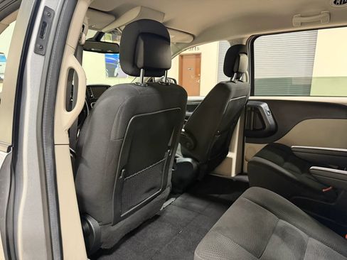 Used 2019 Dodge Grand Caravan SE image 19