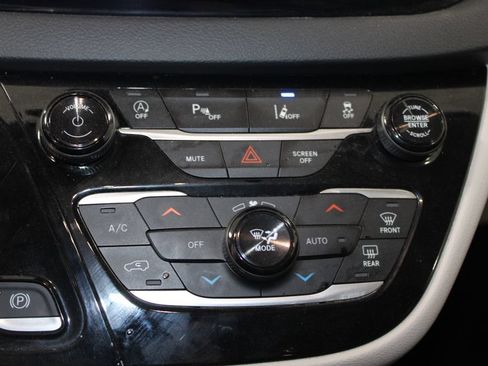 Used 2024 Chrysler Pacifica Touring-L FWD image 43