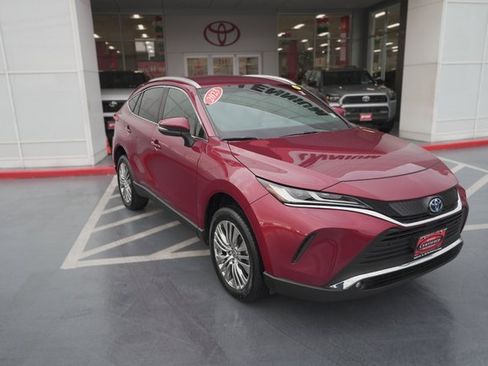 Certified 2023 Toyota Venza XLE image 3