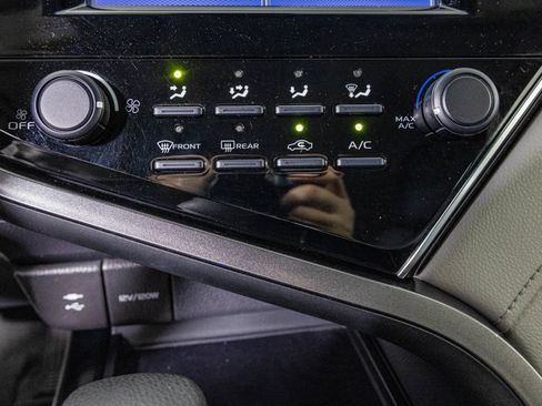 Used 2018 Toyota Camry LE FWD image 25