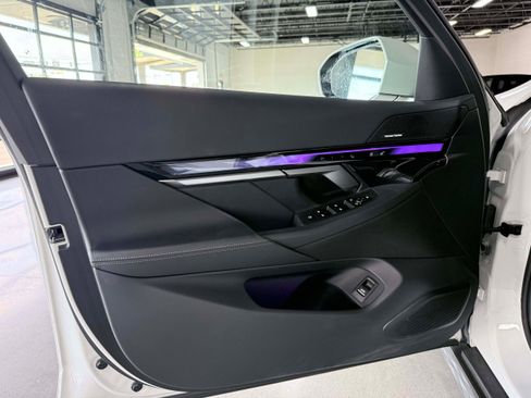 Used 2024 BMW i5 eDrive40i RWD image 9