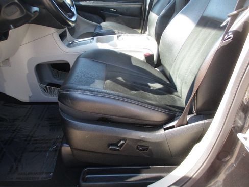 Used 2018 Dodge Grand Caravan SXT image 13