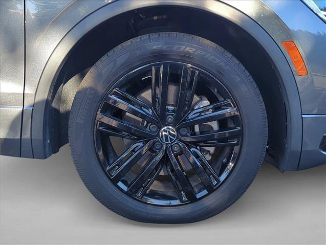 Used 2022 Volkswagen Tiguan SE R-Line FWD image 4