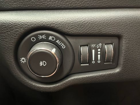 Used 2023 Chrysler Pacifica Limited w/ Uconnect Theater Family Group image 25