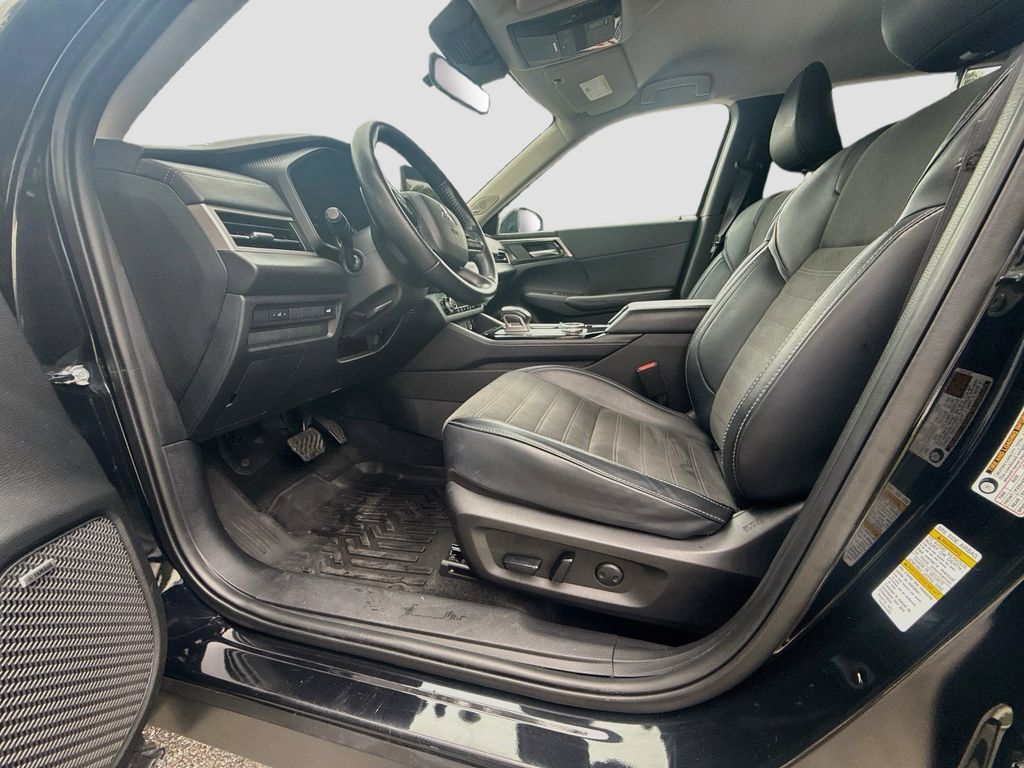 Used 2025 Mitsubishi Outlander SE FWD image 23