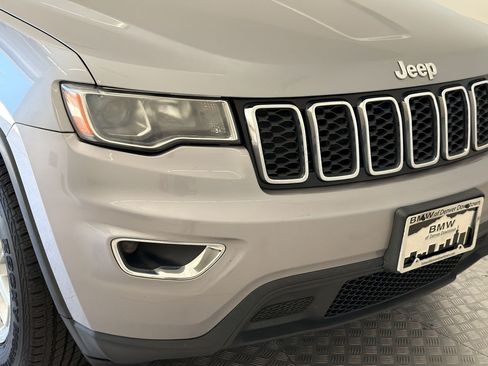 Used 2018 Jeep Grand Cherokee Laredo AWD/4WD image 12