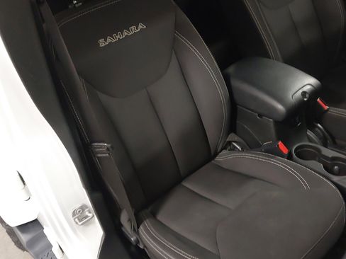 Used 2017 Jeep Wrangler Unlimited Sahara w/ Dual Top Group image 28