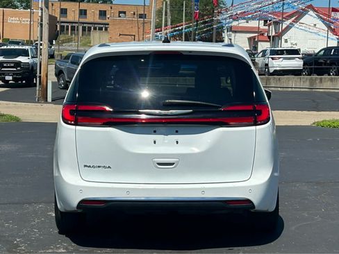 Used 2023 Chrysler Pacifica Touring-L FWD image 5