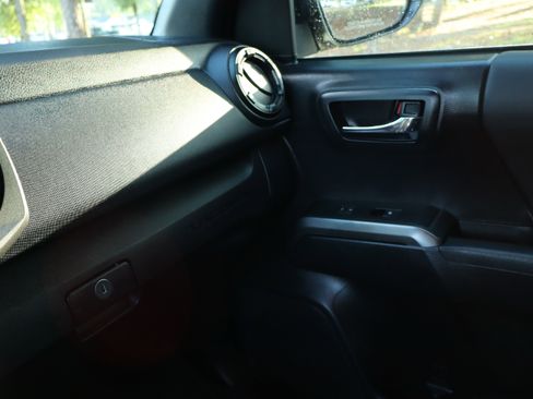 Used 2019 Toyota Tacoma TRD Off-Road AWD/4WD image 31