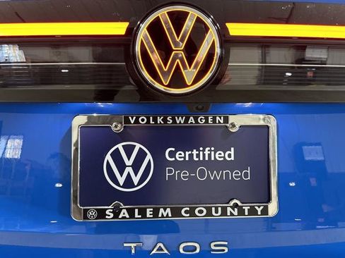 Certified 2025 Volkswagen Taos SE image 11