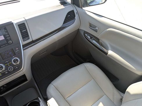 Used 2020 Toyota Sienna XLE FWD image 19