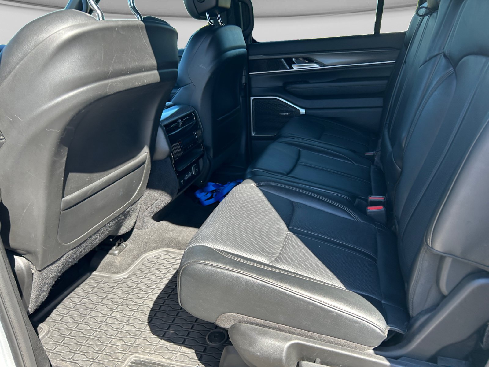 Used 2024 Jeep Wagoneer L Series II w/ Flexible Seating Group RWD image 20