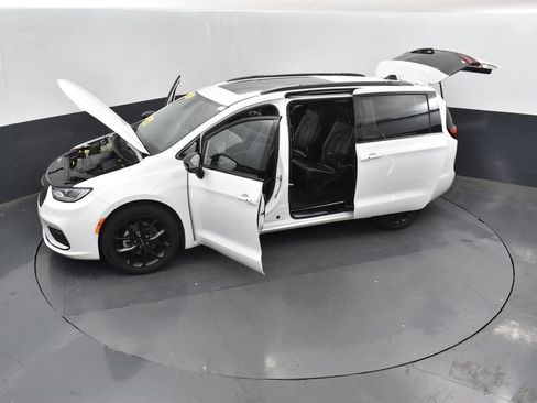 Used 2025 Chrysler Pacifica Limited FWD image 57