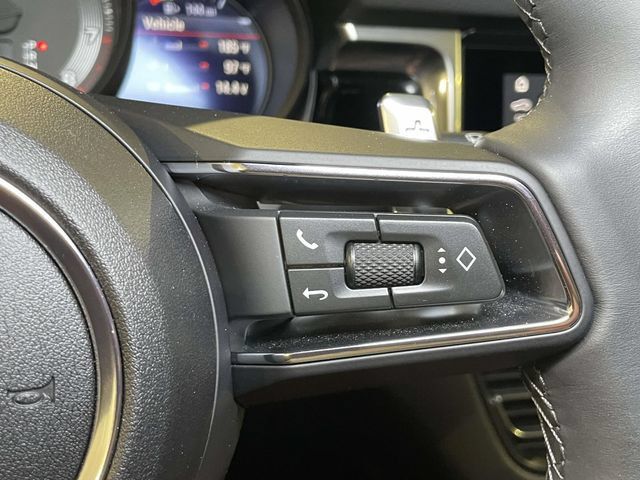 Certified 2025 Porsche Macan AWD/4WD image 39