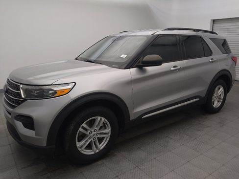 Used 2021 Ford Explorer XLT AWD/4WD image 2