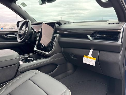 New 2026 GMC Yukon XL Elevation image 42