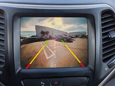 Used 2017 Jeep Cherokee Limited FWD image 14