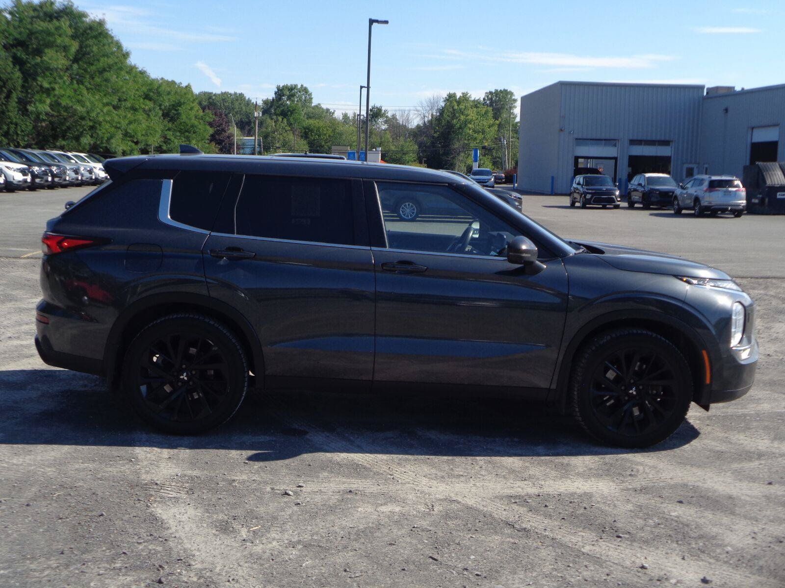 Used 2024 Mitsubishi Outlander SE Black Edition AWD/4WD image 4