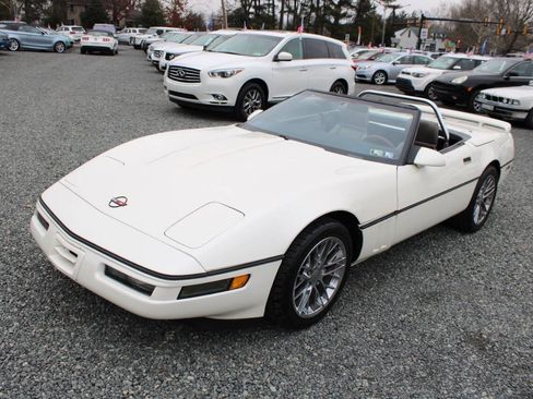 Used 1989 Chevrolet Corvette Convertible RWD image 2