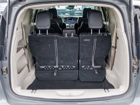Used 2023 Chrysler Pacifica Touring-L FWD image 16