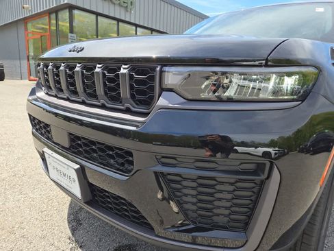 New 2026 Jeep Grand Cherokee Altitude AWD/4WD image 9
