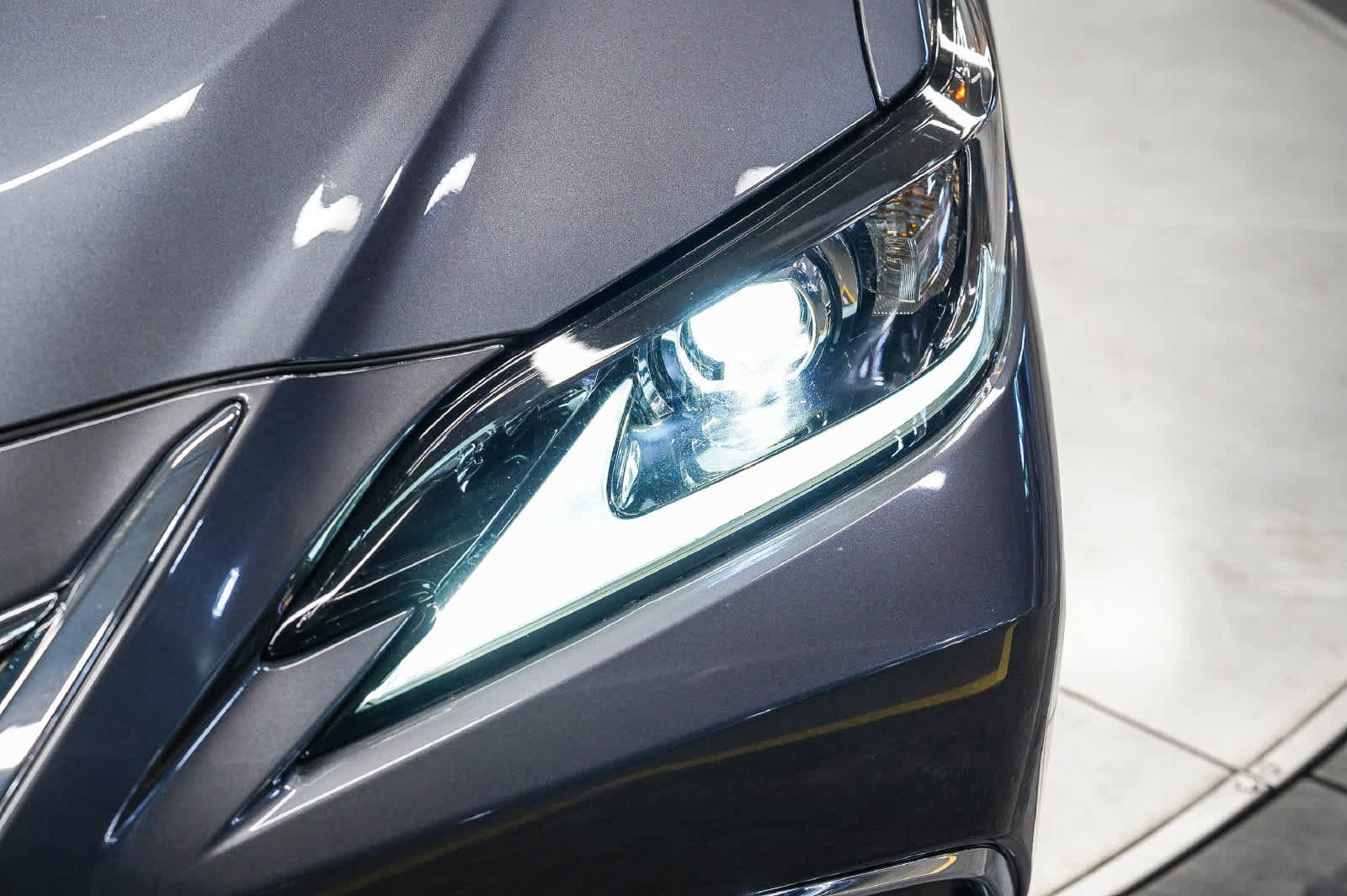 Used 2025 Lexus ES 350 w/ Accessory Package (Z2) FWD image 4