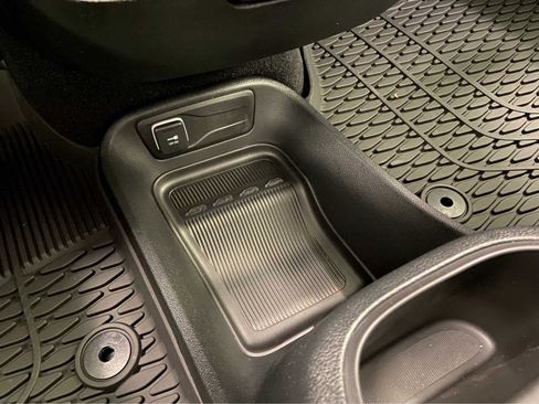 New 2025 Chrysler Pacifica Select image 42