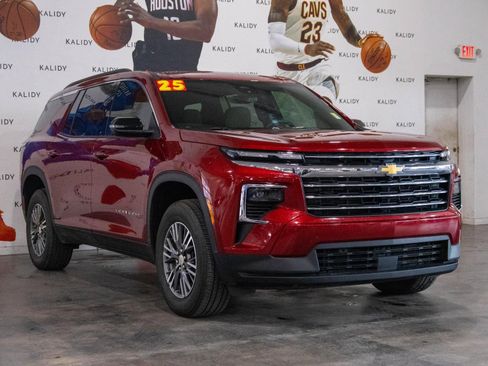 Used 2025 Chevrolet Traverse LT image 19