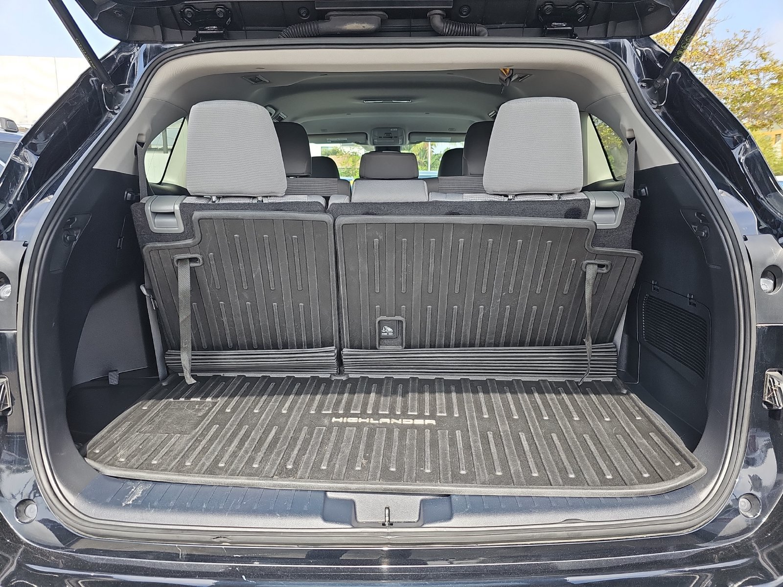 Used 2023 Toyota Highlander L FWD image 13