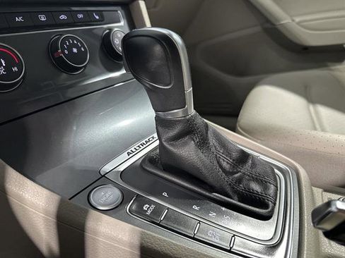 Used 2017 Volkswagen Golf SE image 27