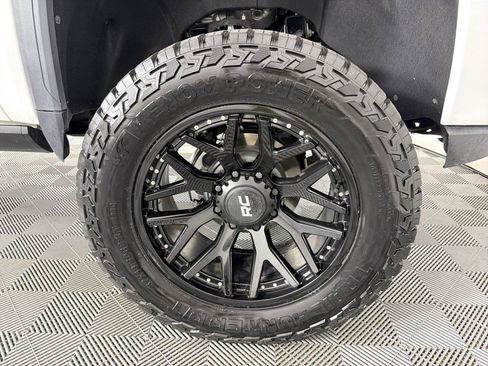 Used 2022 GMC Sierra 2500 AT4 w/ AT4 Premium Plus Package AWD/4WD image 11