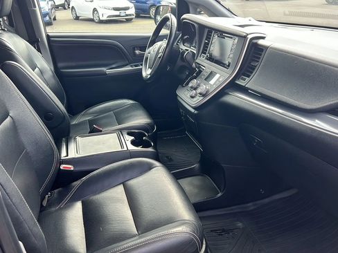 Used 2020 Toyota Sienna SE image 5
