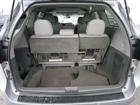 Used 2016 Toyota Sienna XLE image 18