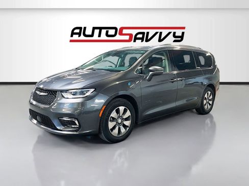 Used 2022 Chrysler Pacifica Touring-L FWD image 3