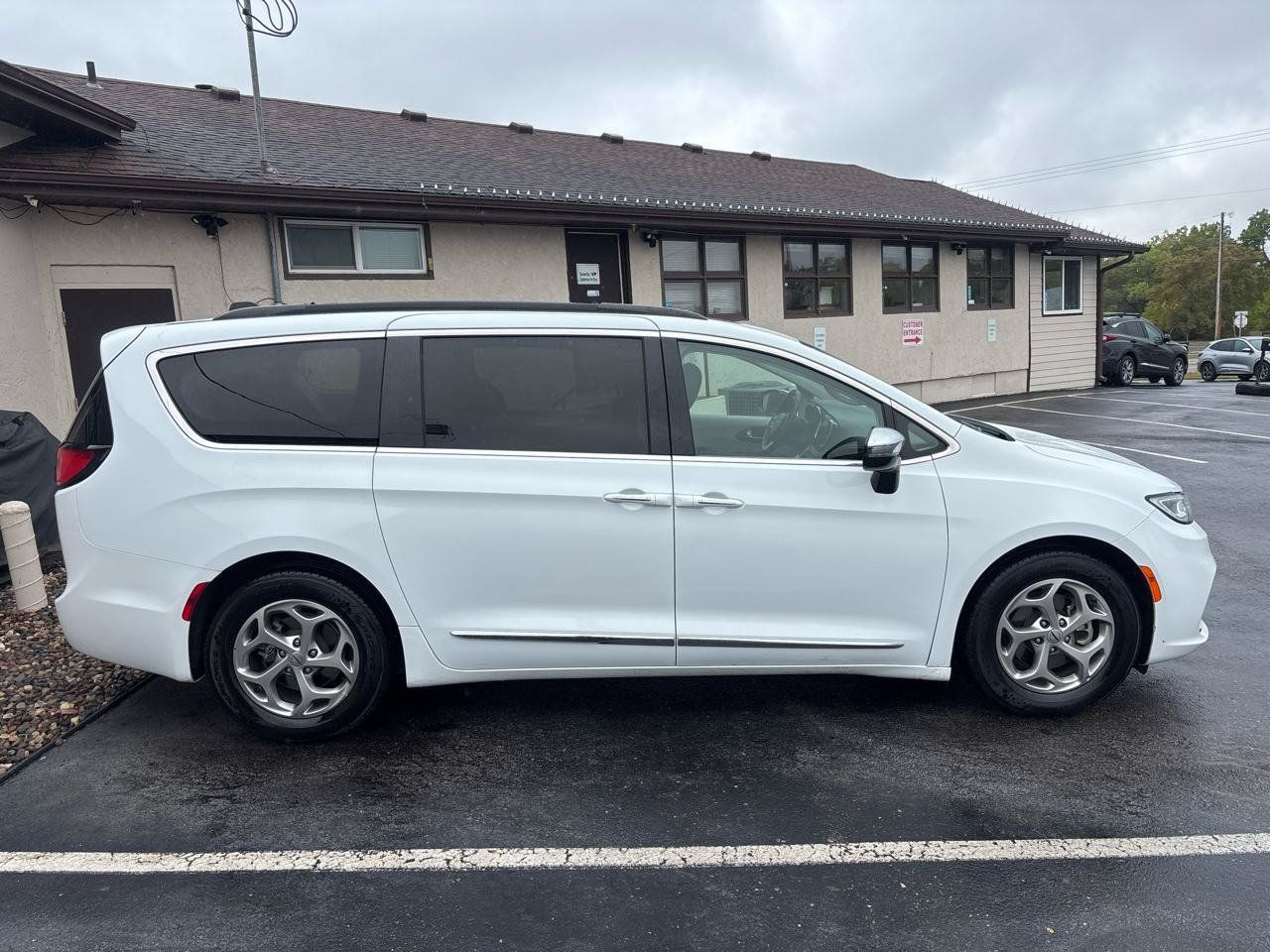 Used 2023 Chrysler Pacifica Limited FWD image 2