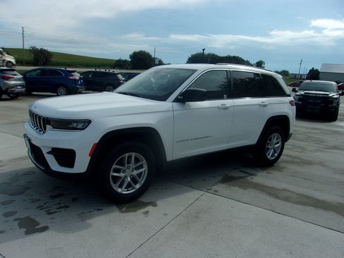 Used 2023 Jeep Grand Cherokee Laredo w/ Luxury Tech Group I AWD/4WD image 5
