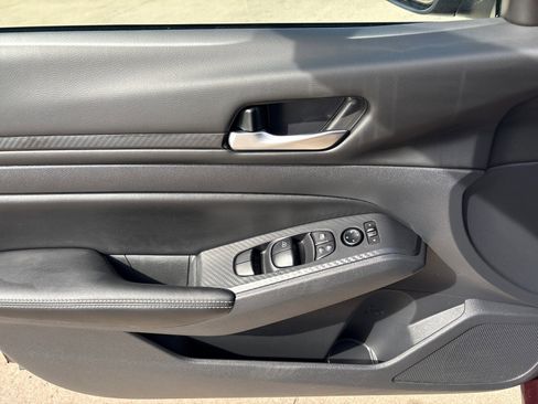 Used 2025 Nissan Altima 2.5 SV image 12